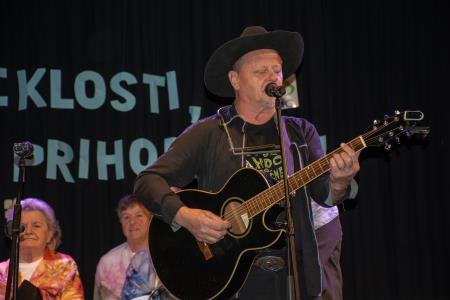 ‘‘Korenine preteklosti, sadovi prihodnosti” (38)